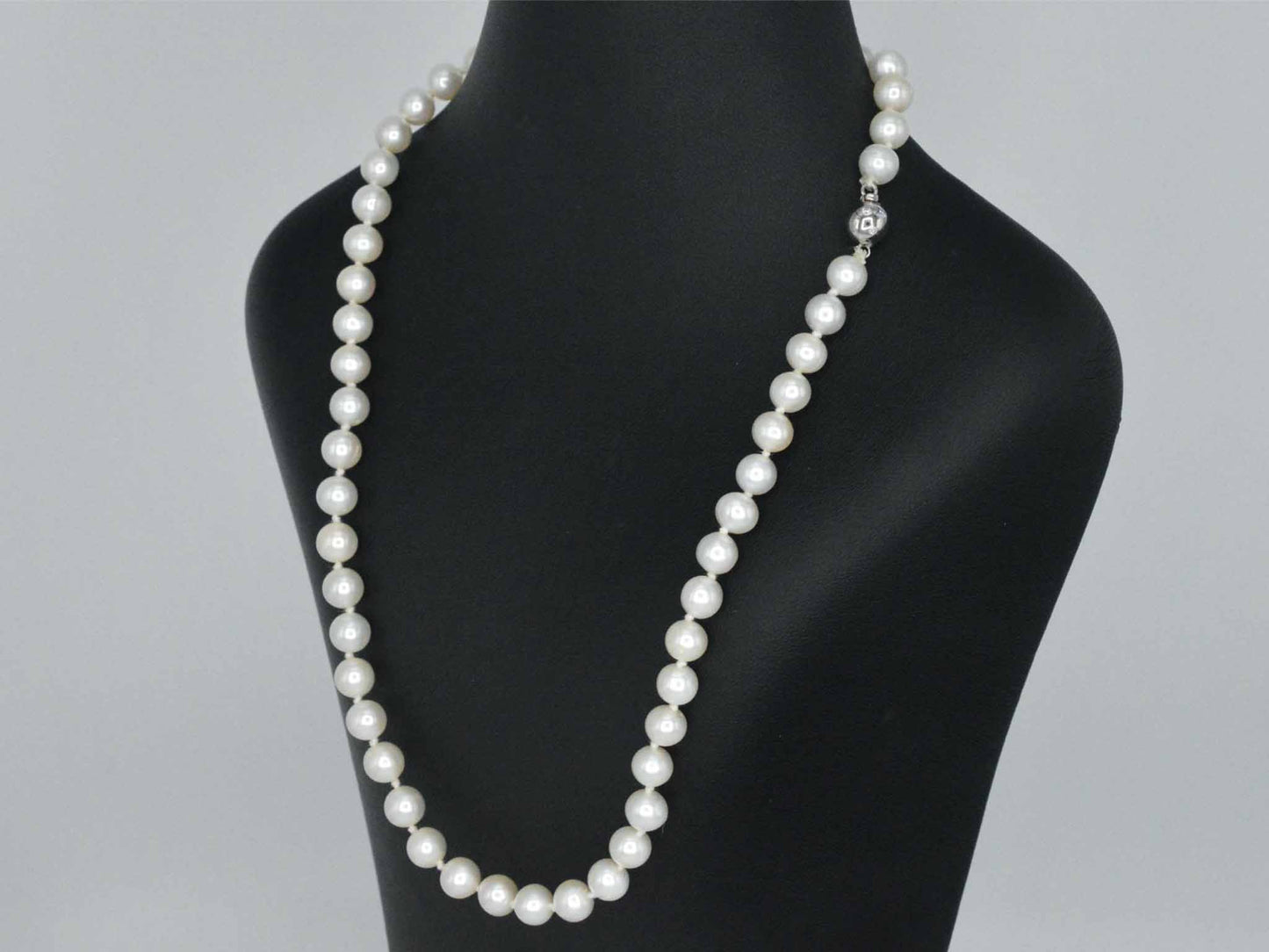 Parelsnoer met witgouden sluiting met diamant