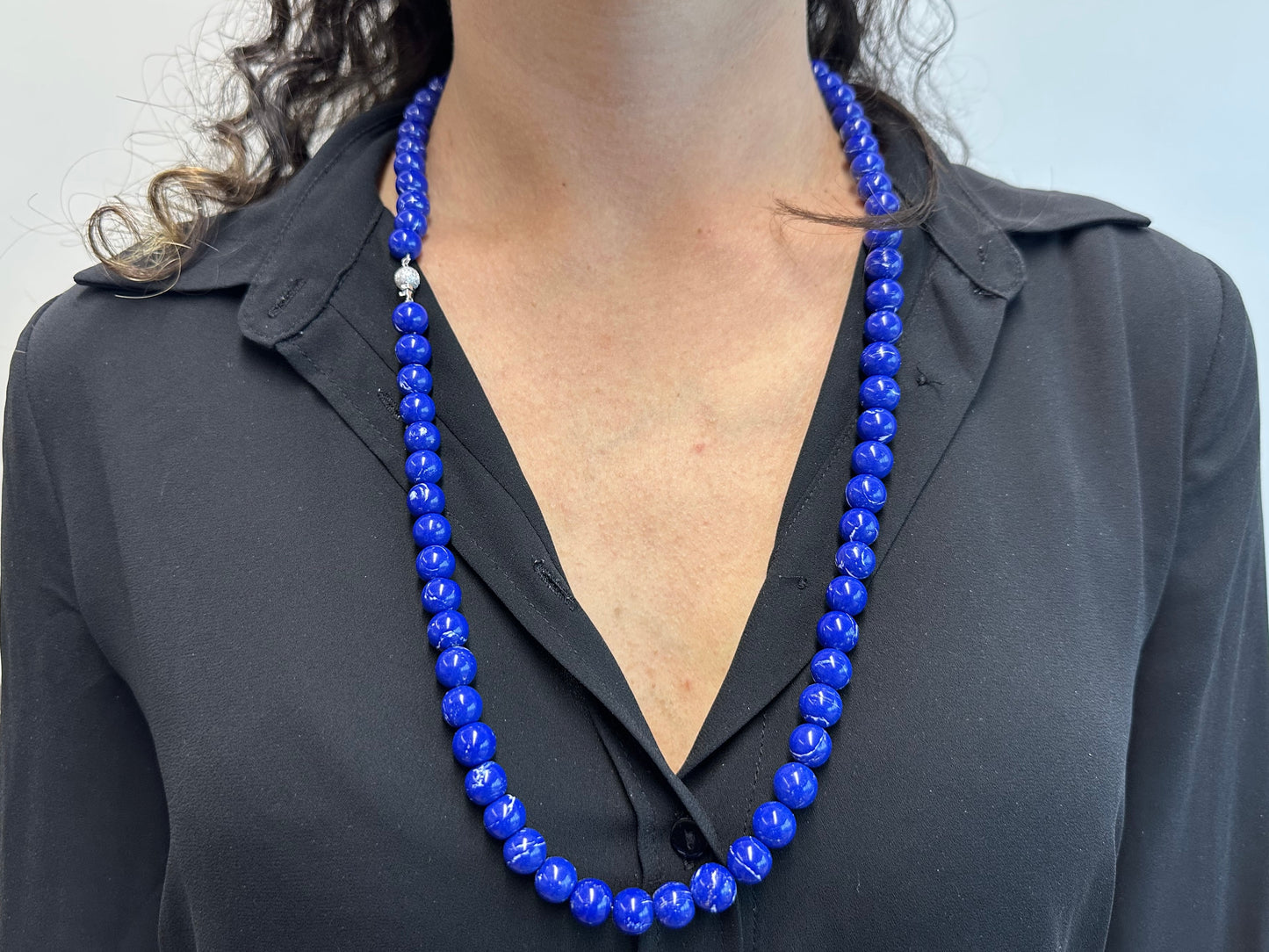 Halsketting met lapis lazuli edelsteen en een witgouden sluiting met diamant