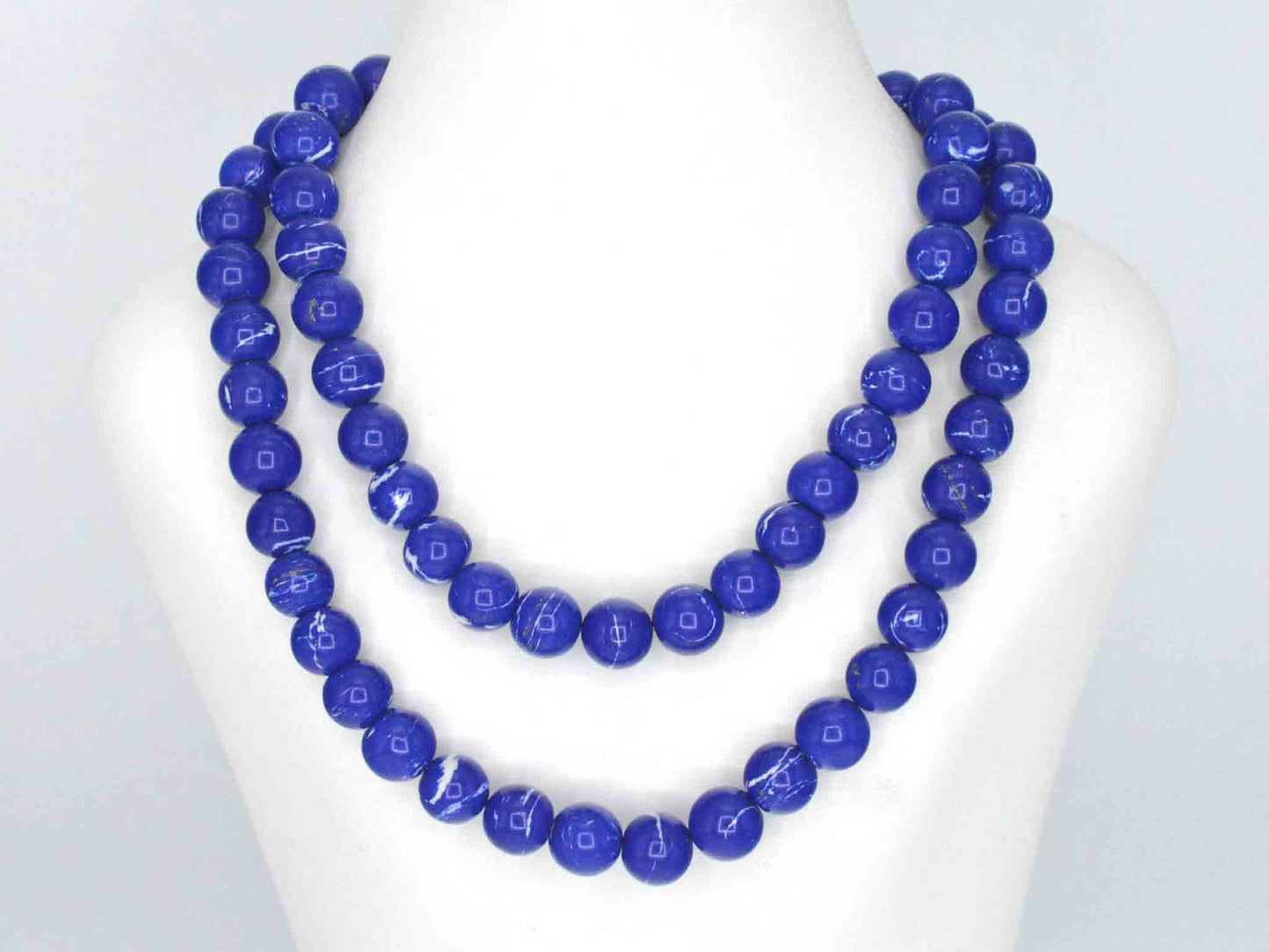 Halsketting met lapis lazuli edelsteen en een witgouden sluiting met diamant