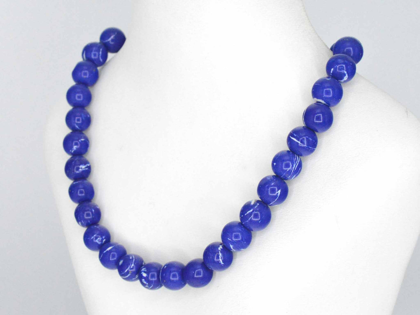 Halsketting met lapis lazuli edelsteen en een witgouden sluiting met diamant