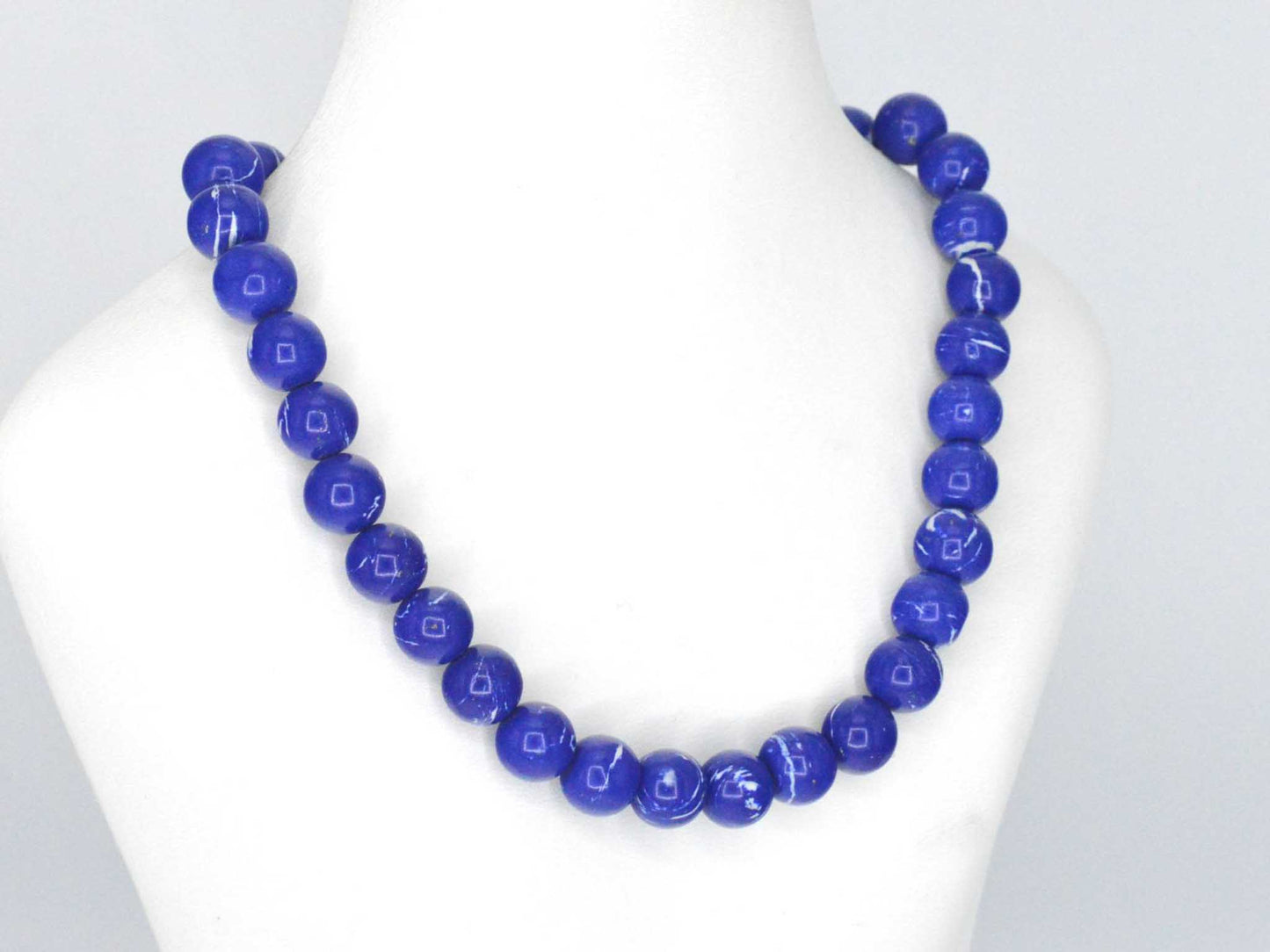Halsketting met lapis lazuli edelsteen en een witgouden sluiting met diamant