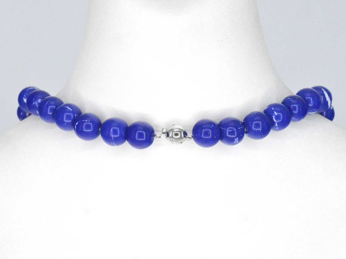 Halsketting met lapis lazuli edelsteen en een witgouden sluiting met diamant