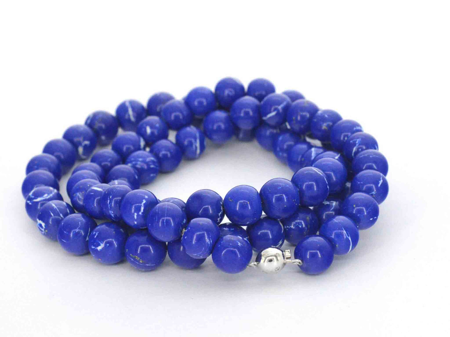Halsketting met lapis lazuli edelsteen en een witgouden sluiting met diamant
