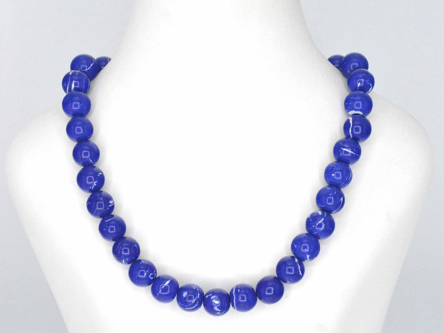 Halsketting met lapis lazuli edelsteen en een witgouden sluiting met diamant