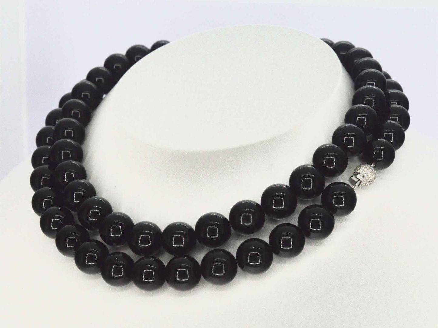 Halsketting met Onix edelsteen en een witgouden sluiting met diamant