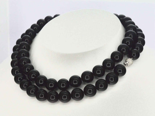 Halsketting met Onix edelsteen en een witgouden sluiting met diamant