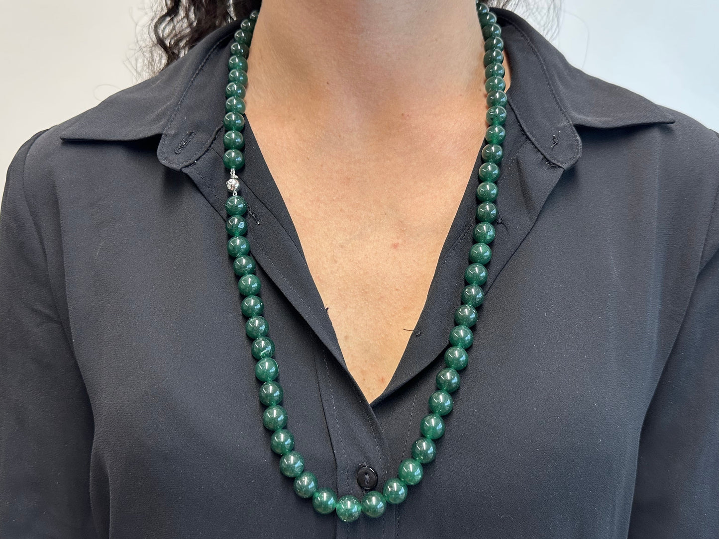 Halsketting met jade edelsteen en een witgouden sluiting met diamant