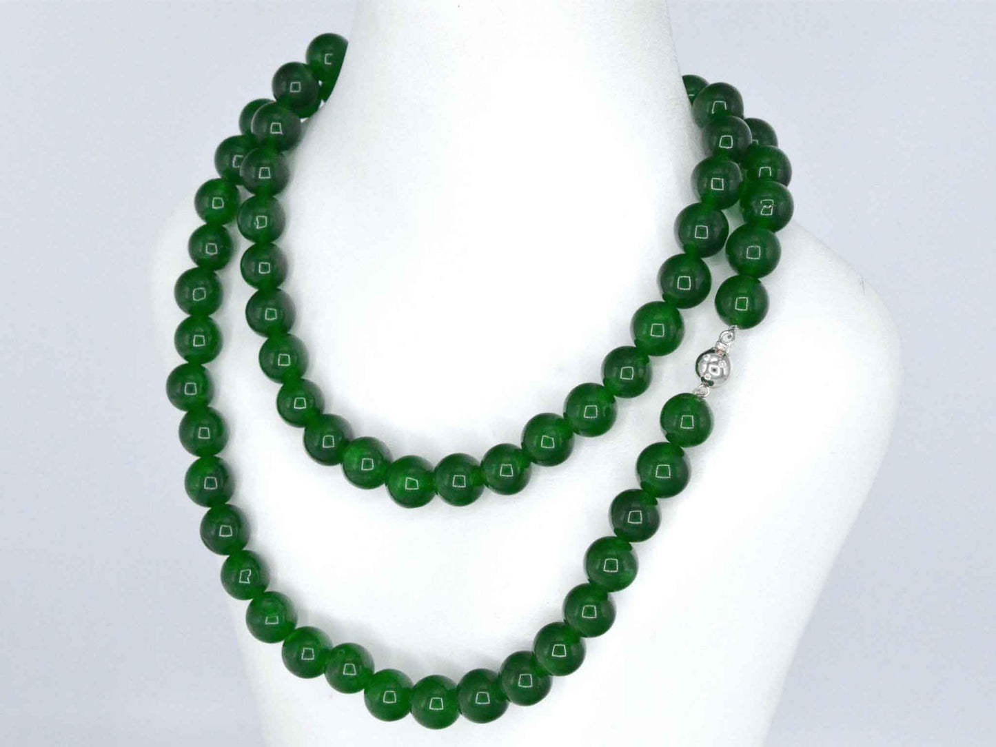 Halsketting met jade edelsteen en een witgouden sluiting met diamant