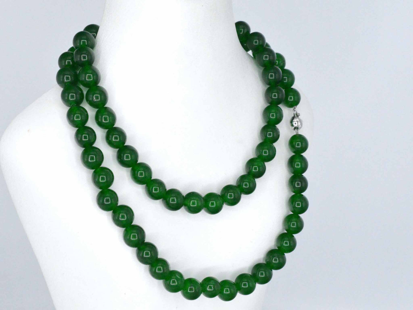 Halsketting met jade edelsteen en een witgouden sluiting met diamant