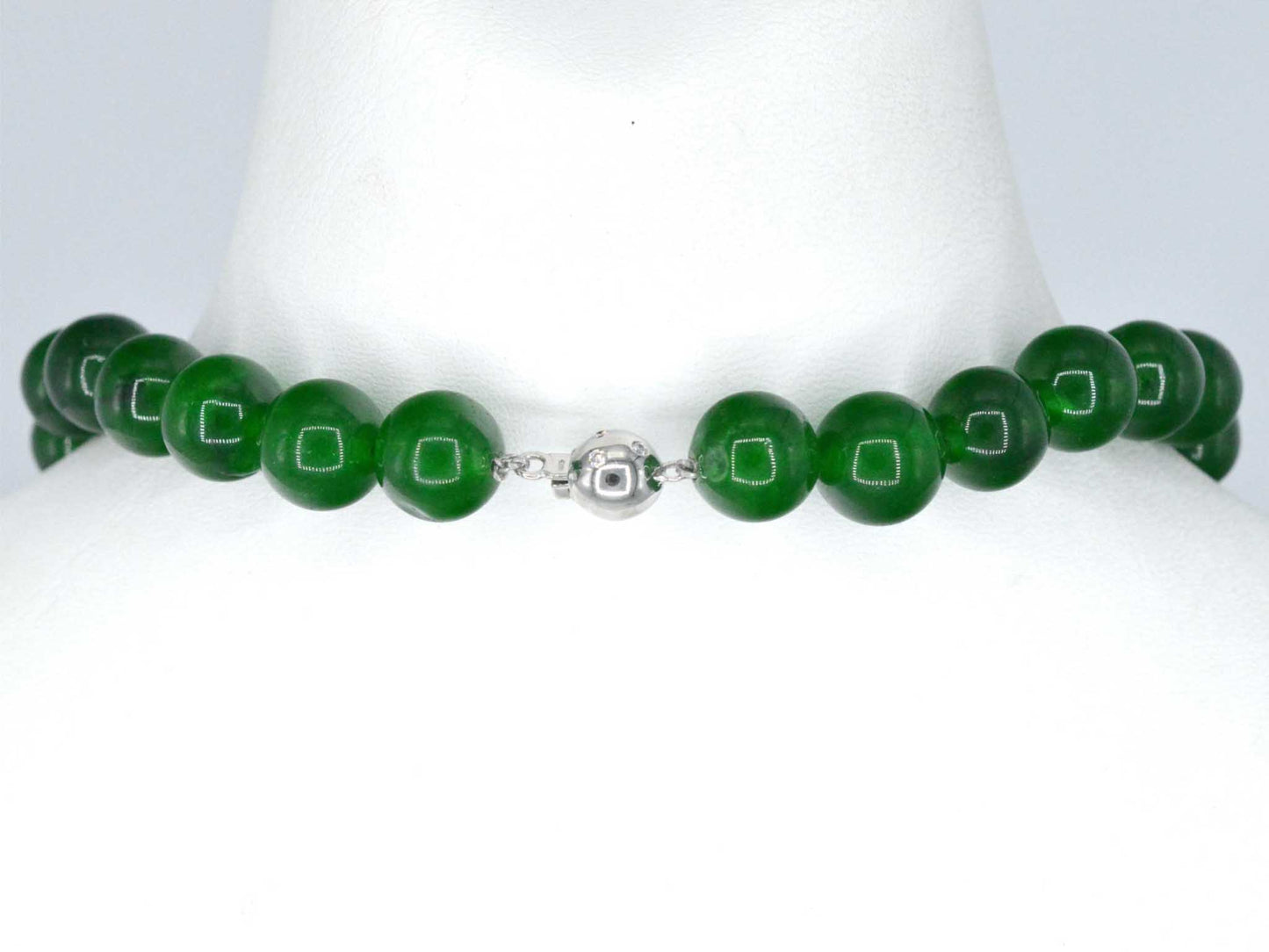 Halsketting met jade edelsteen en een witgouden sluiting met diamant