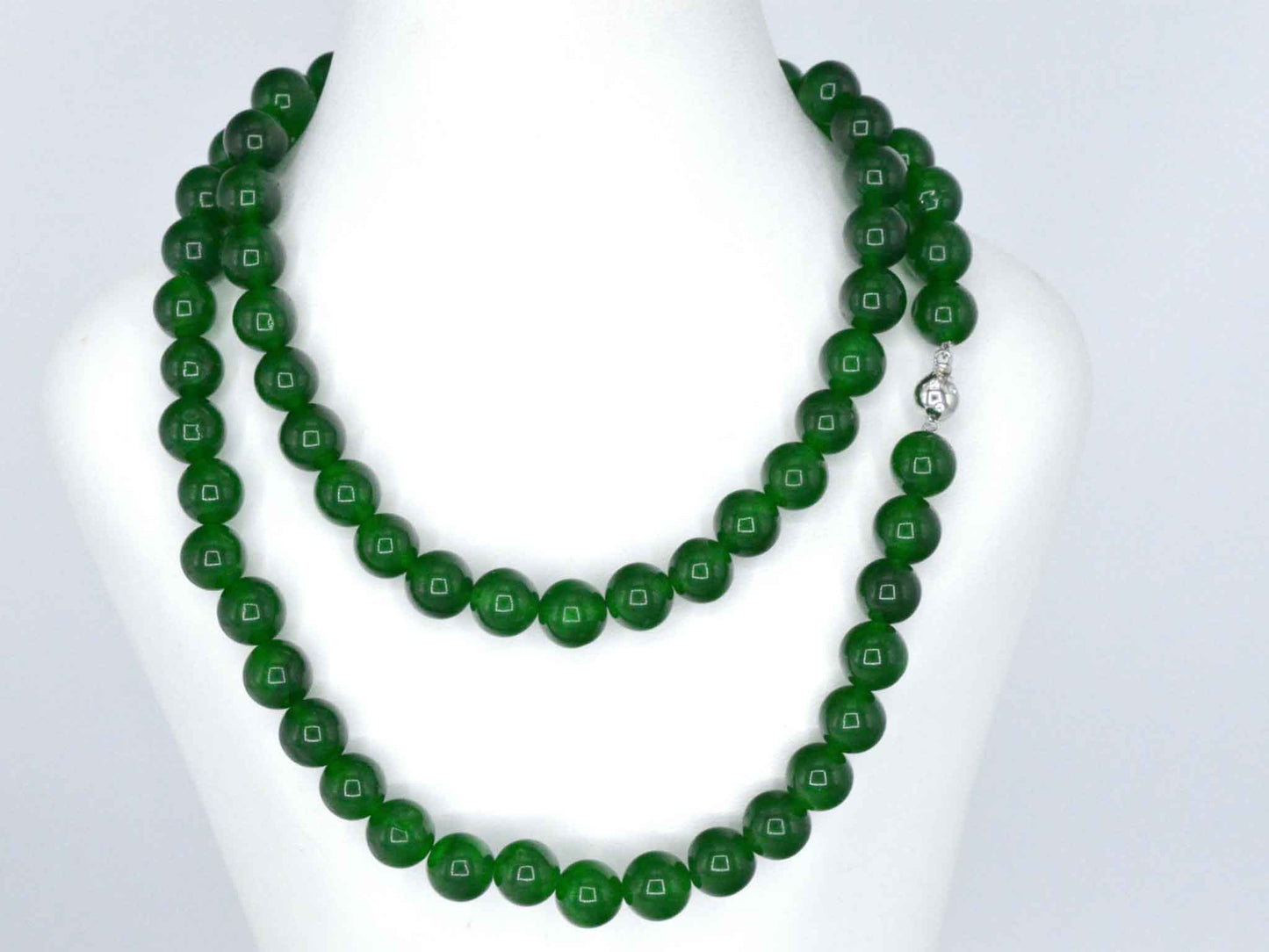 Halsketting met jade edelsteen en een witgouden sluiting met diamant