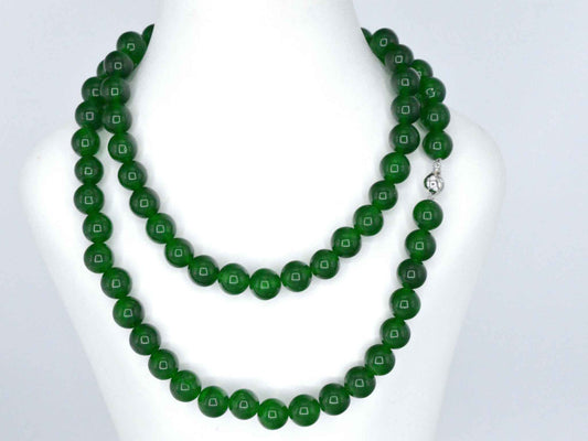 Halsketting met jade edelsteen en een witgouden sluiting met diamant