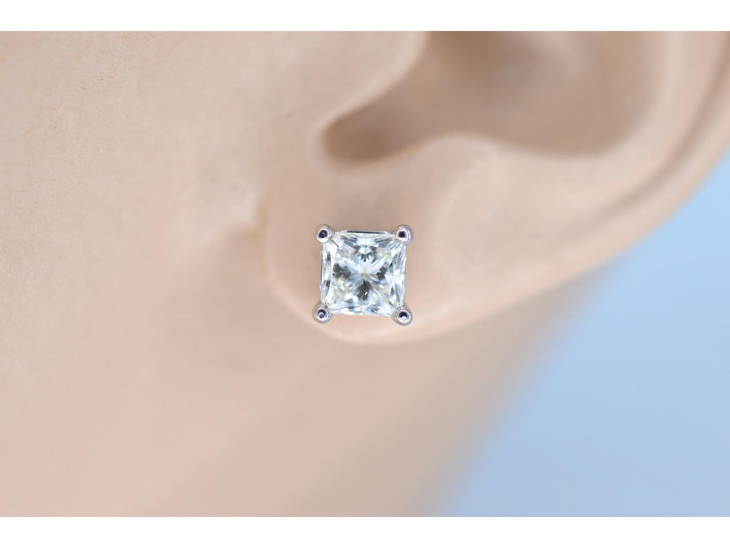 Witgouden oorbellen met princess geslepen diamanten 1.50 carat