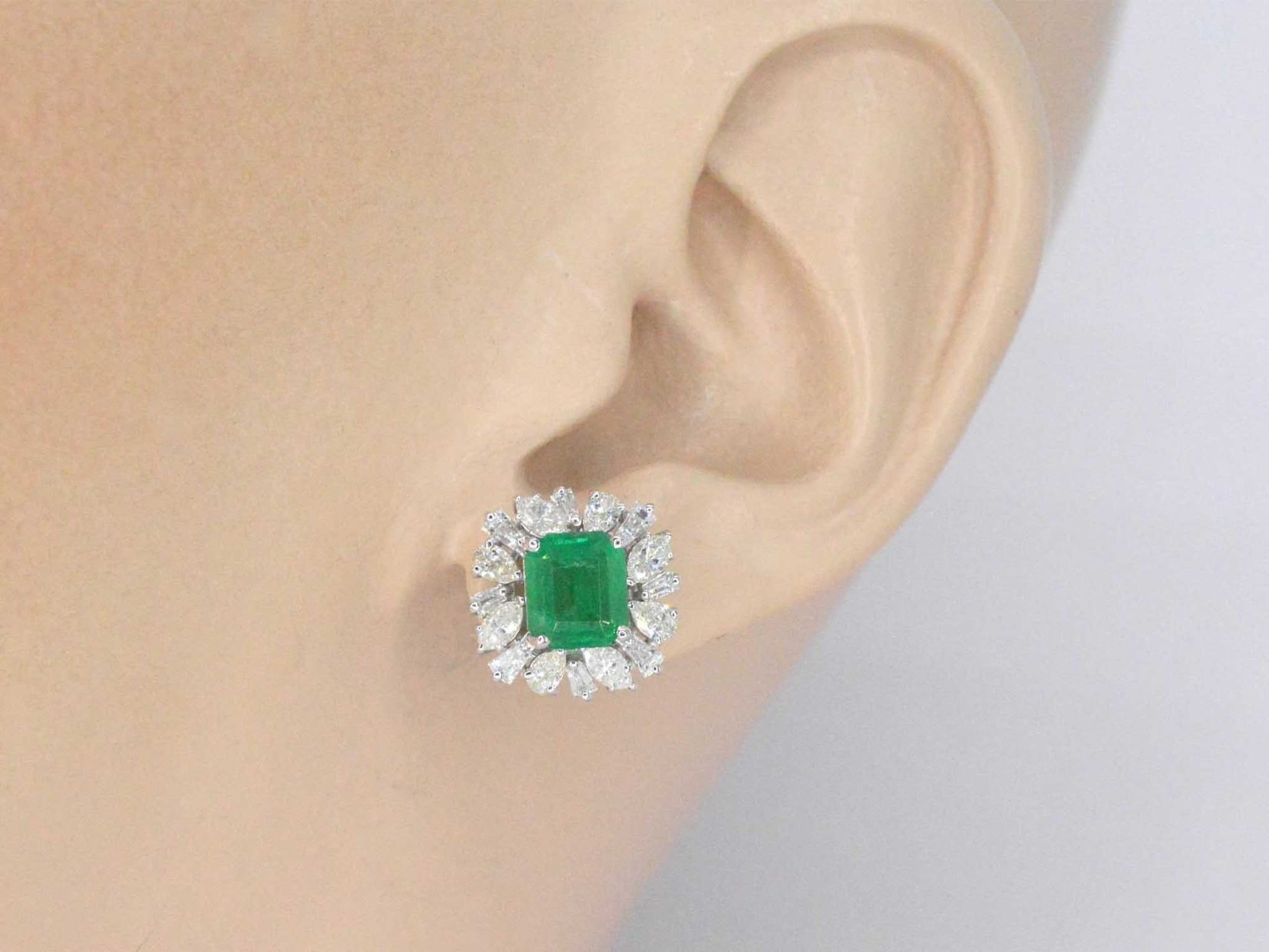 Witgouden oorbellen met diamanten en smaragden