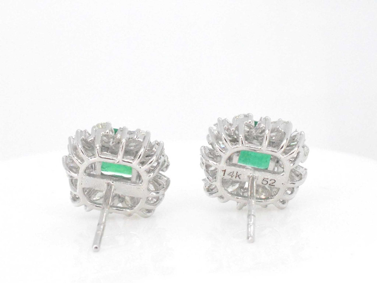 Witgouden oorbellen met diamanten en smaragden 6009-4