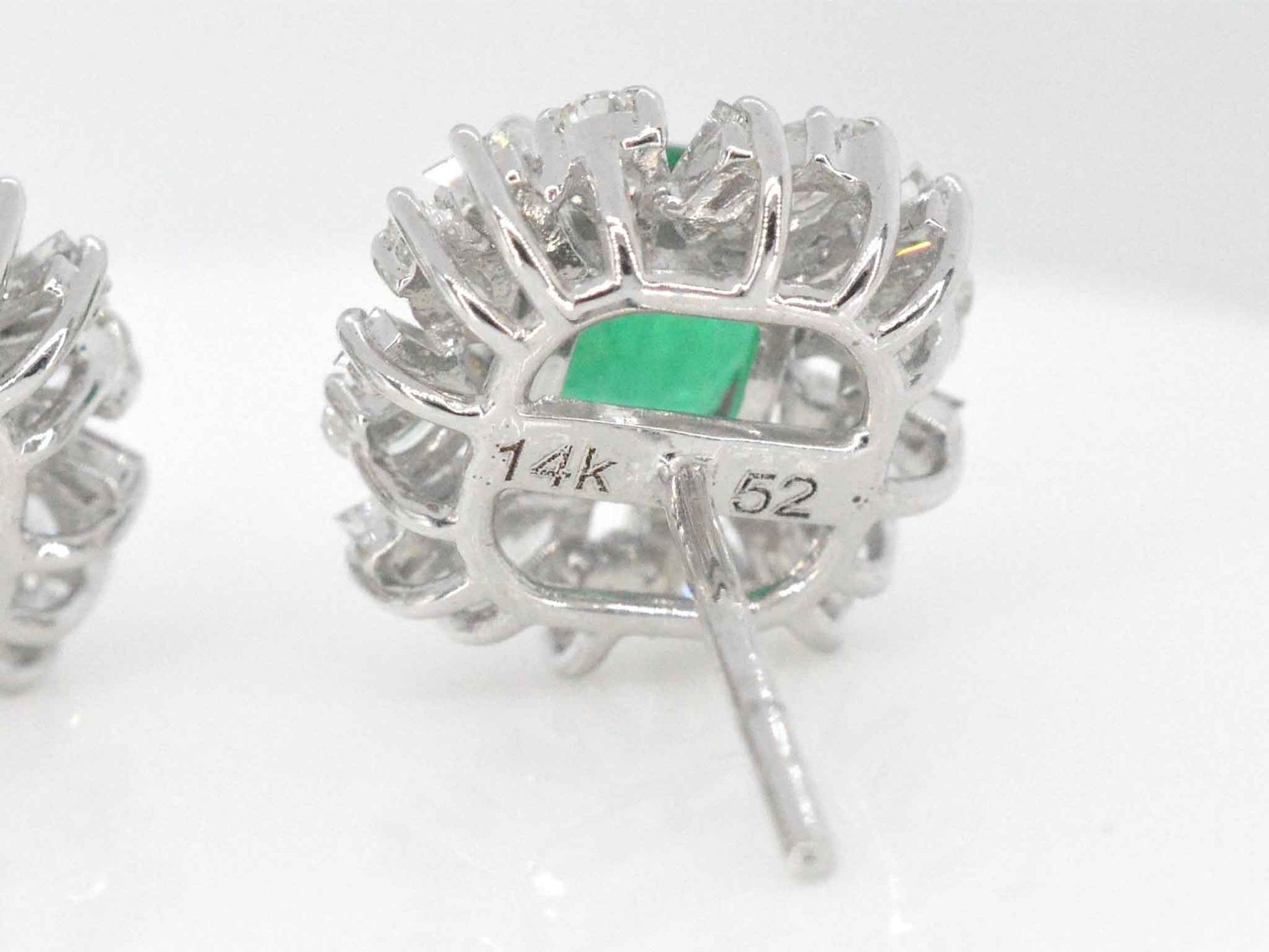 Witgouden oorbellen met diamanten en smaragden 6009-6