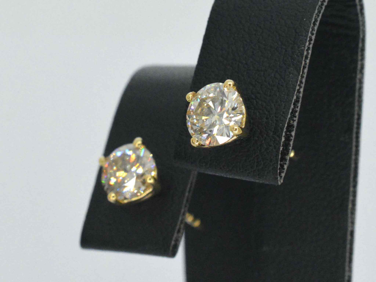 Gouden solitair oorbellen 1.60 carat