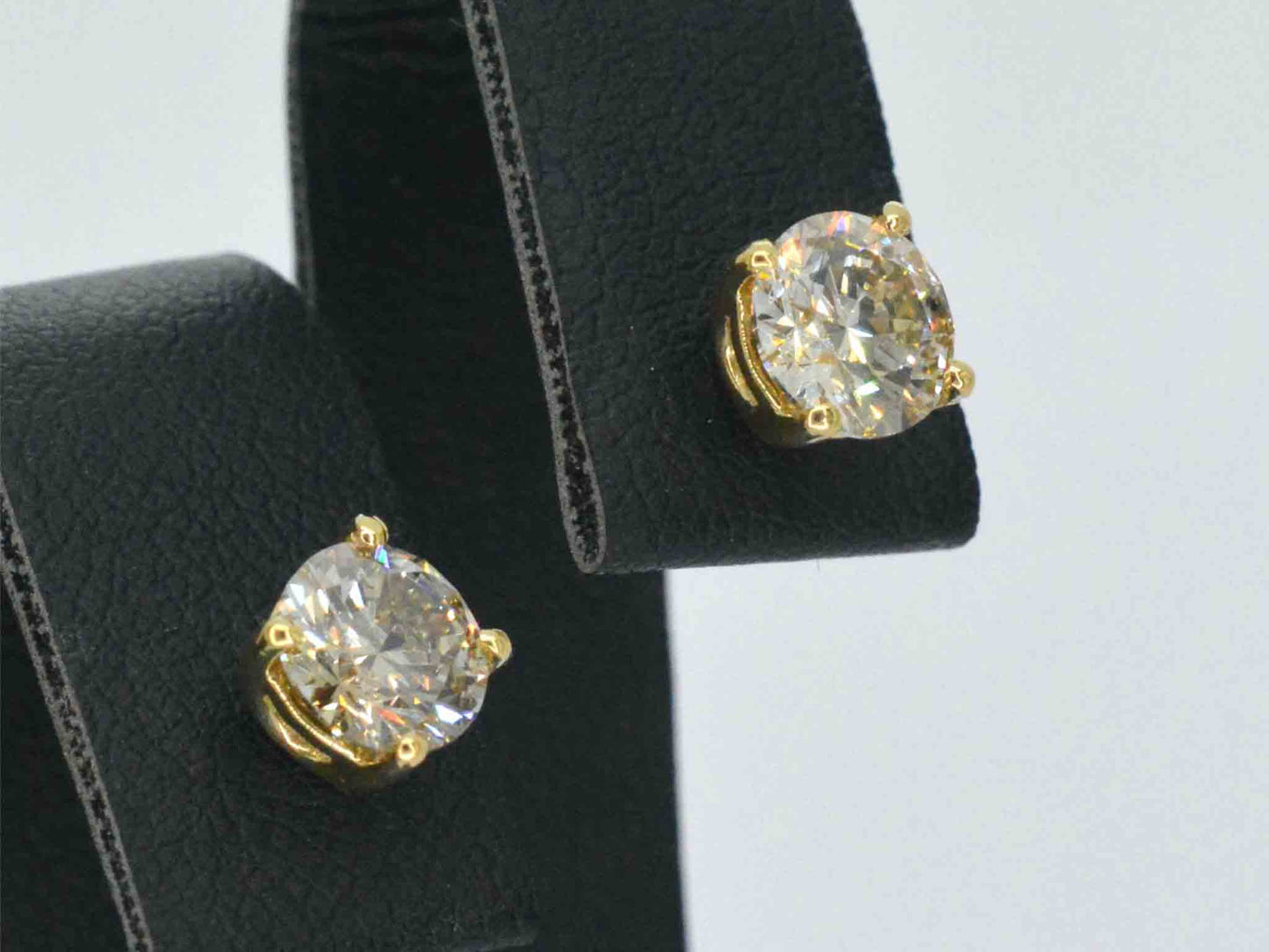 Gouden solitair oorbellen 1.60 carat