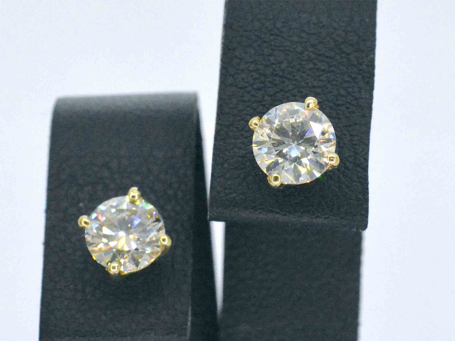 Gouden solitair oorbellen 1.60 carat