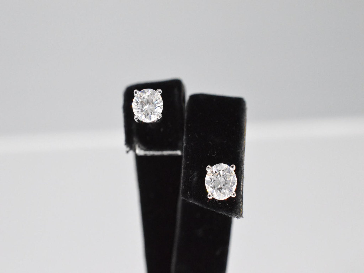 Witgouden oorbellen met diamant 0.50 carat