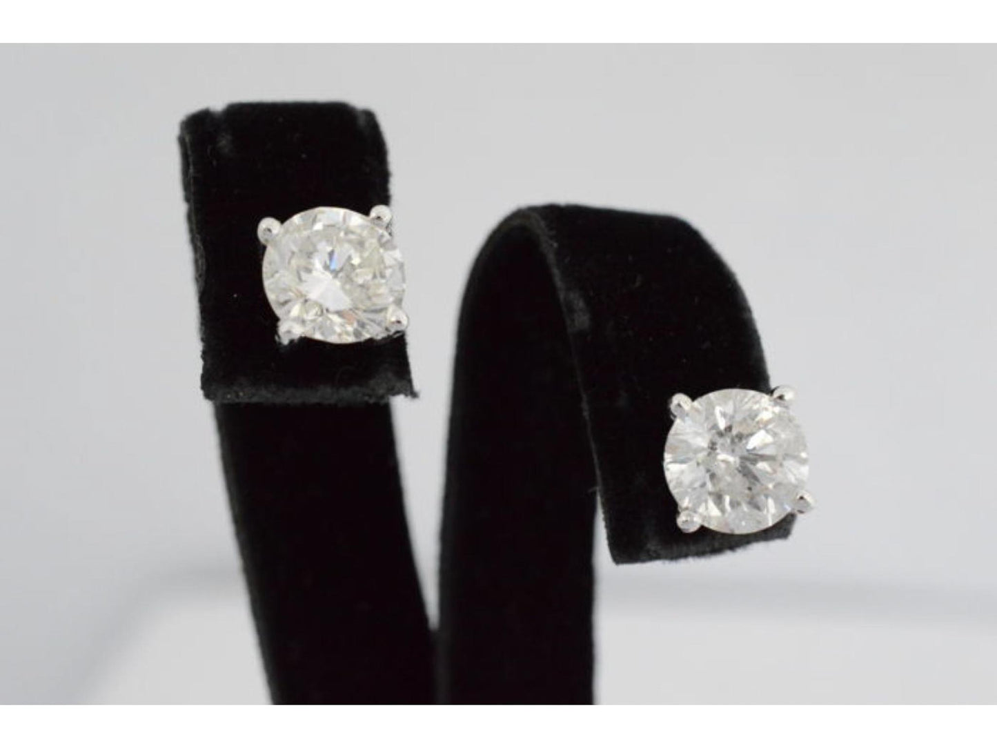 Witgouden oorbellen met twee solitaire diamanten van 2.00 carat totaal