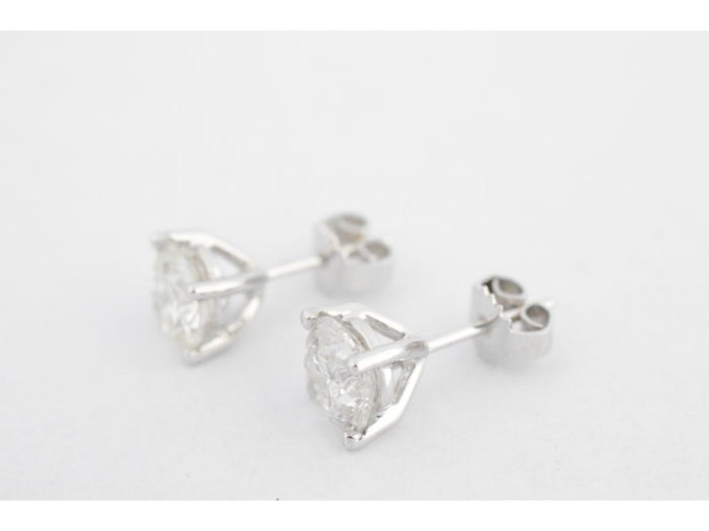 Witgouden oorbellen met twee solitaire diamanten van 2.00 carat totaal