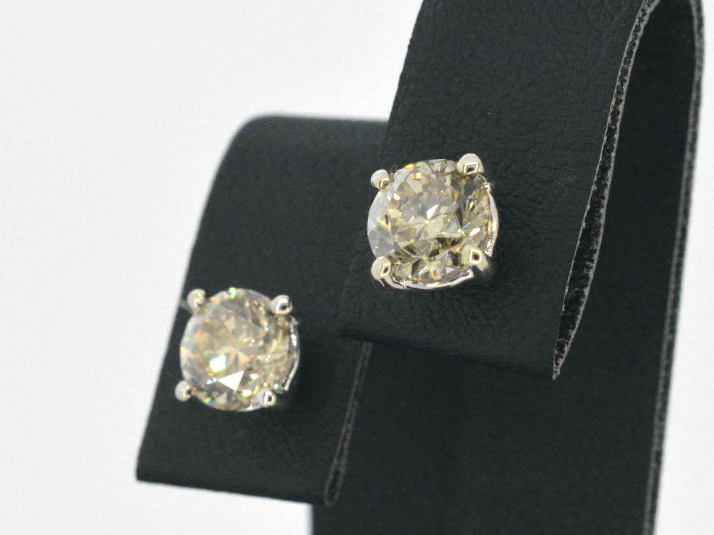 Gouden solitair oorbellen met champagne diamant 2.10 carat
