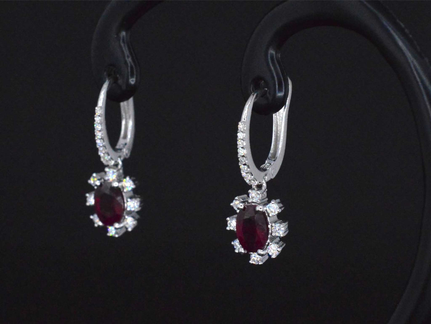 Witgouden oorbellen met diamanten en robijnen
