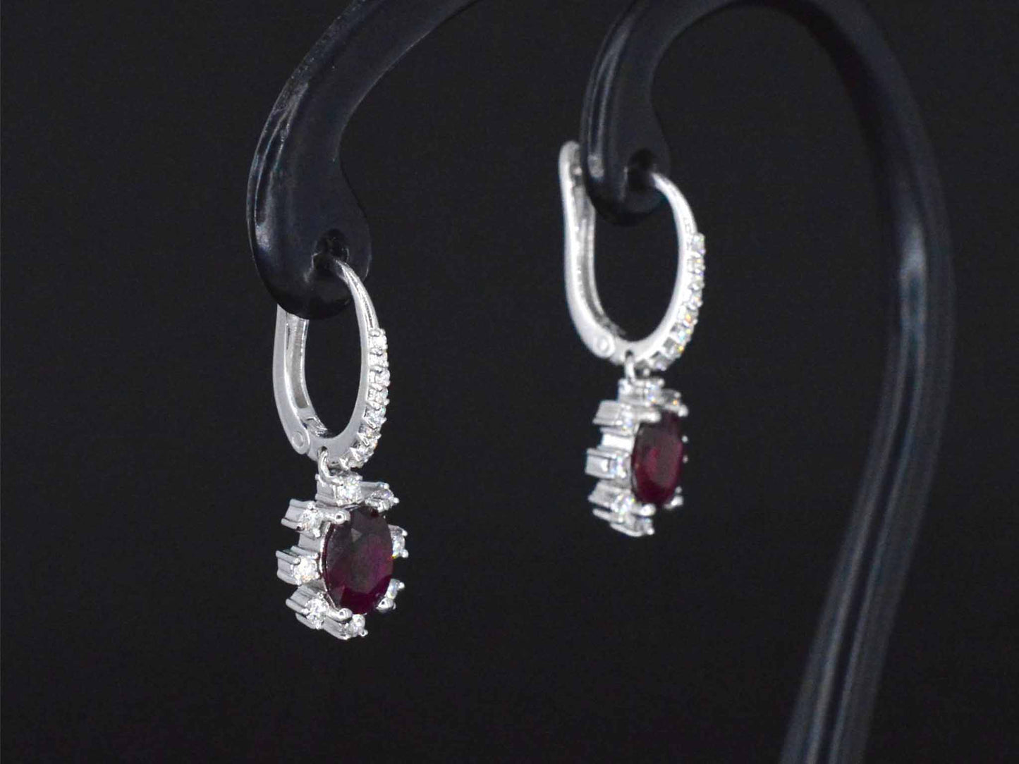 Witgouden oorbellen met diamanten en robijnen