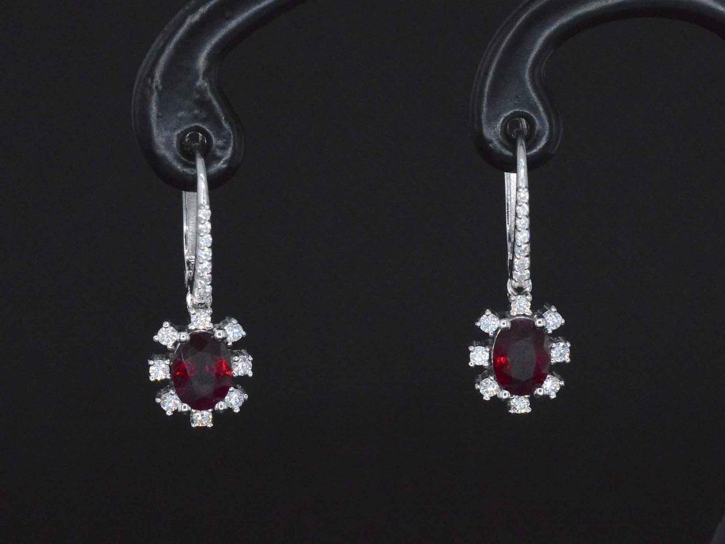 Witgouden oorbellen met diamanten en robijnen