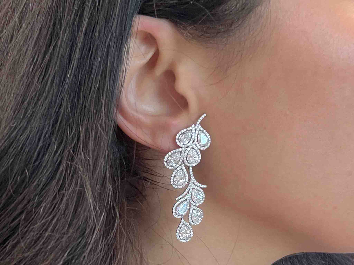 Bijzondere exclusieve handgemaakte oorsieraden bezet met uitzonderlijk hoge kwaliteit geslepen diamanten