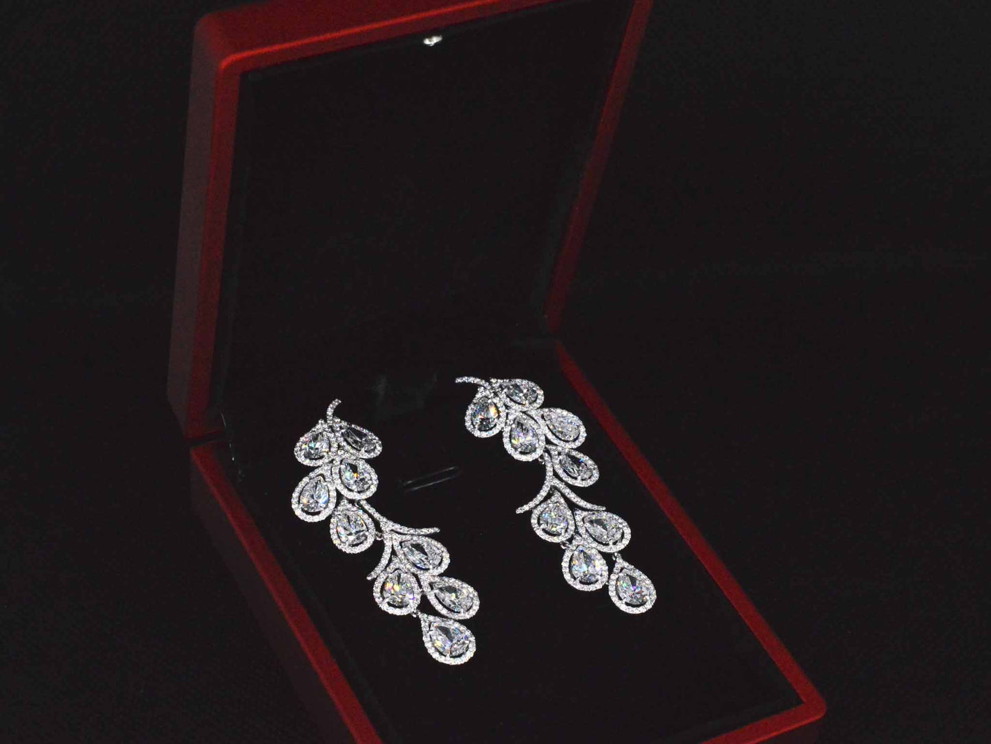 Bijzondere exclusieve handgemaakte oorsieraden bezet met uitzonderlijk hoge kwaliteit geslepen diamanten