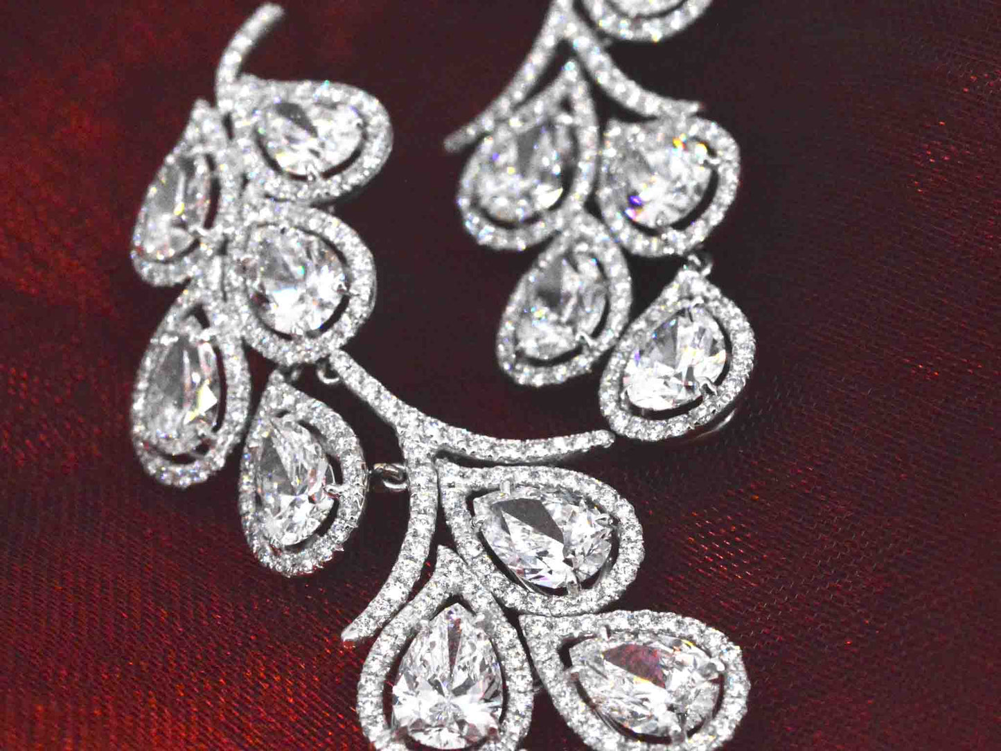 Bijzondere exclusieve handgemaakte oorsieraden bezet met uitzonderlijk hoge kwaliteit geslepen diamanten