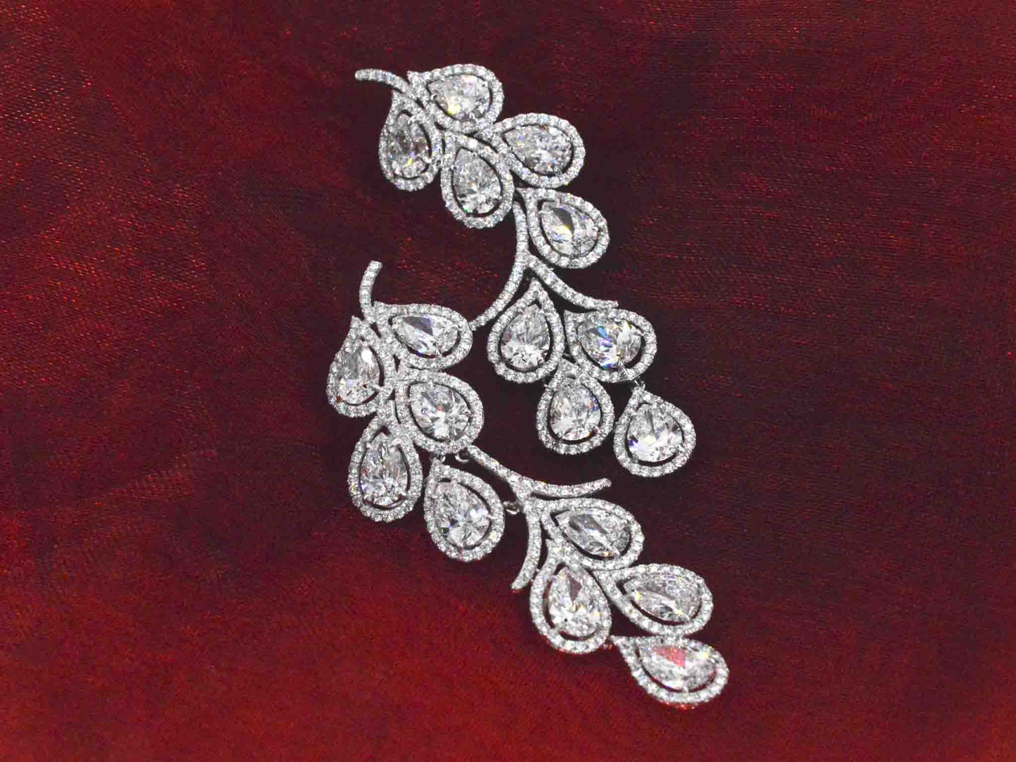 Bijzondere exclusieve handgemaakte oorsieraden bezet met uitzonderlijk hoge kwaliteit geslepen diamanten