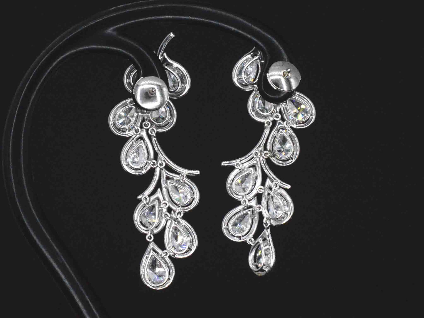 Bijzondere exclusieve handgemaakte oorsieraden bezet met uitzonderlijk hoge kwaliteit geslepen diamanten