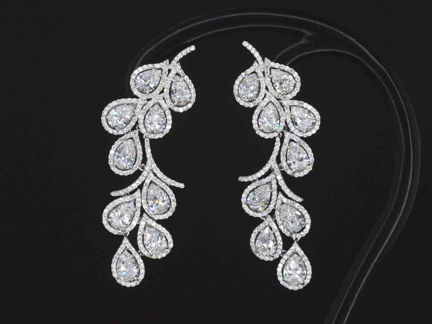 Bijzondere exclusieve handgemaakte oorsieraden bezet met uitzonderlijk hoge kwaliteit geslepen diamanten
