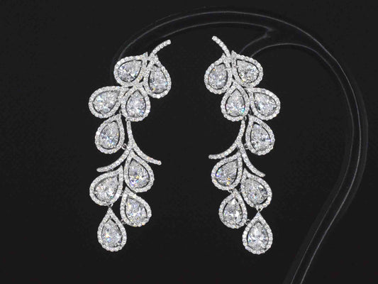 Bijzondere exclusieve handgemaakte oorsieraden bezet met uitzonderlijk hoge kwaliteit geslepen diamanten