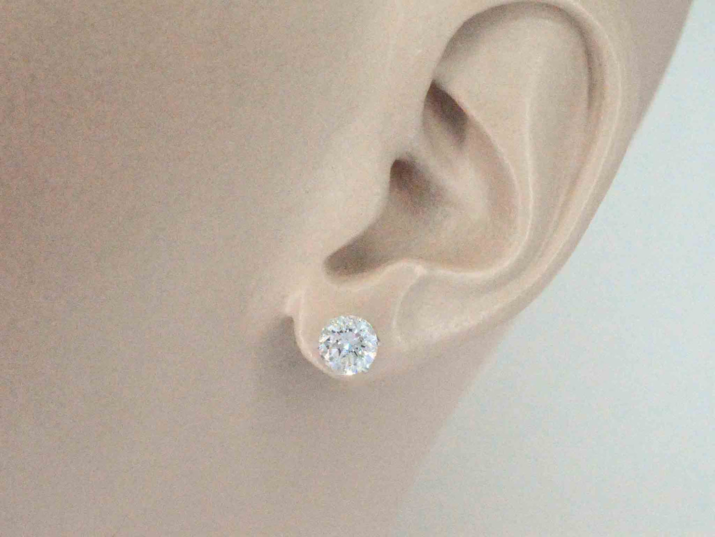 Platina solitair oorbellen met natuurlijke briljant geslepen diamanten