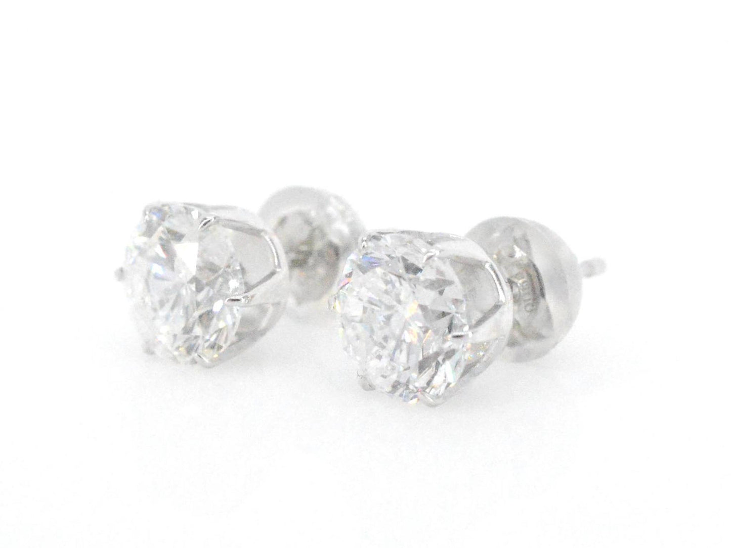 Platina solitair oorbellen met natuurlijke briljant geslepen diamanten