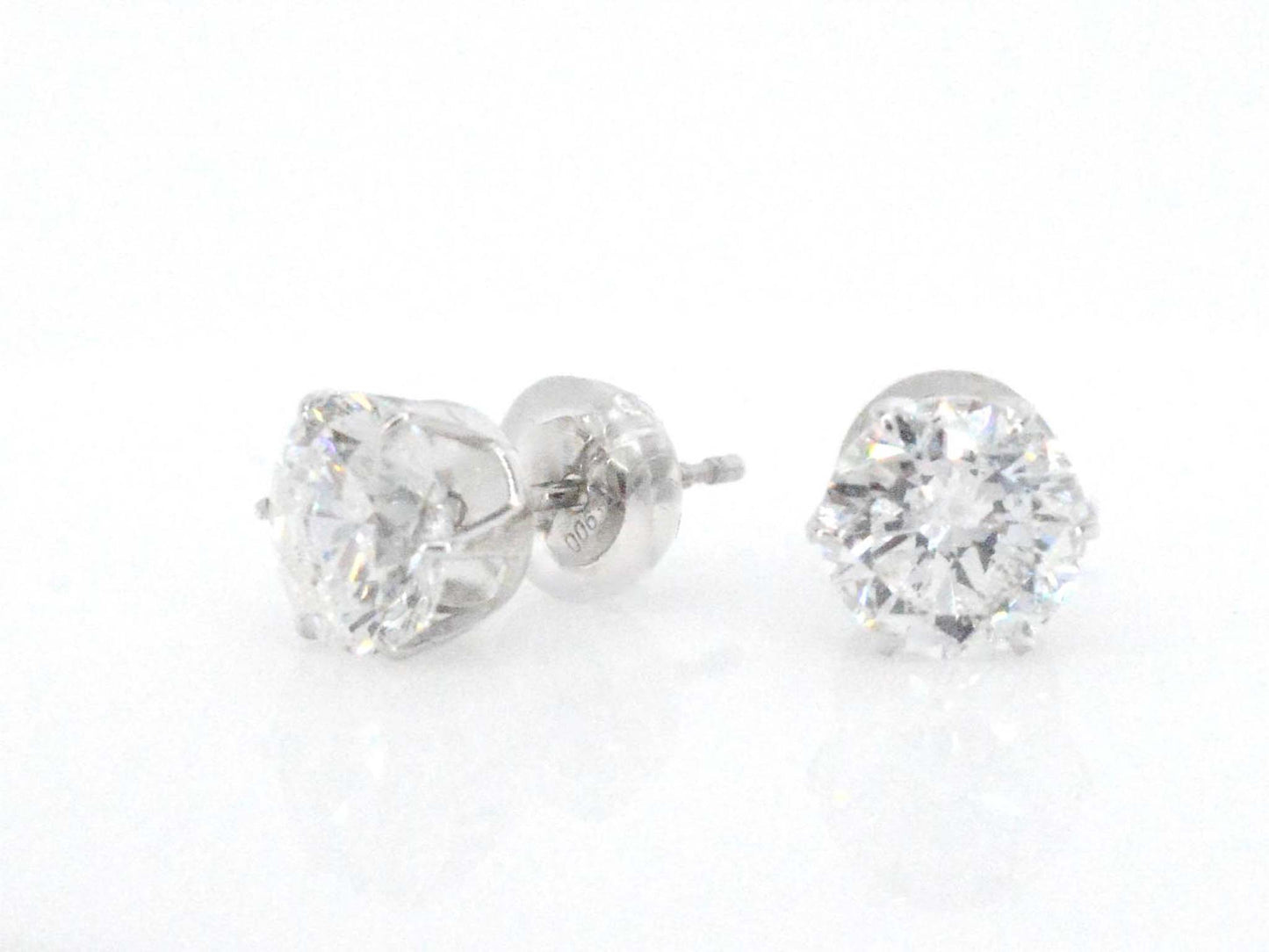 Platina solitair oorbellen met natuurlijke briljant geslepen diamanten