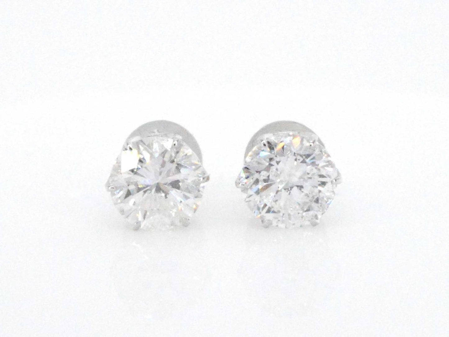 Platina solitair oorbellen met natuurlijke briljant geslepen diamanten