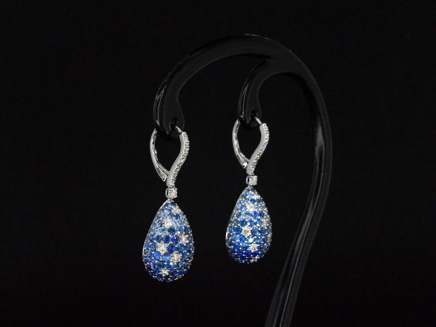 Oorhangers van 18 carats goud met diamanten van hoge kwaliteit en blauwe saffieren