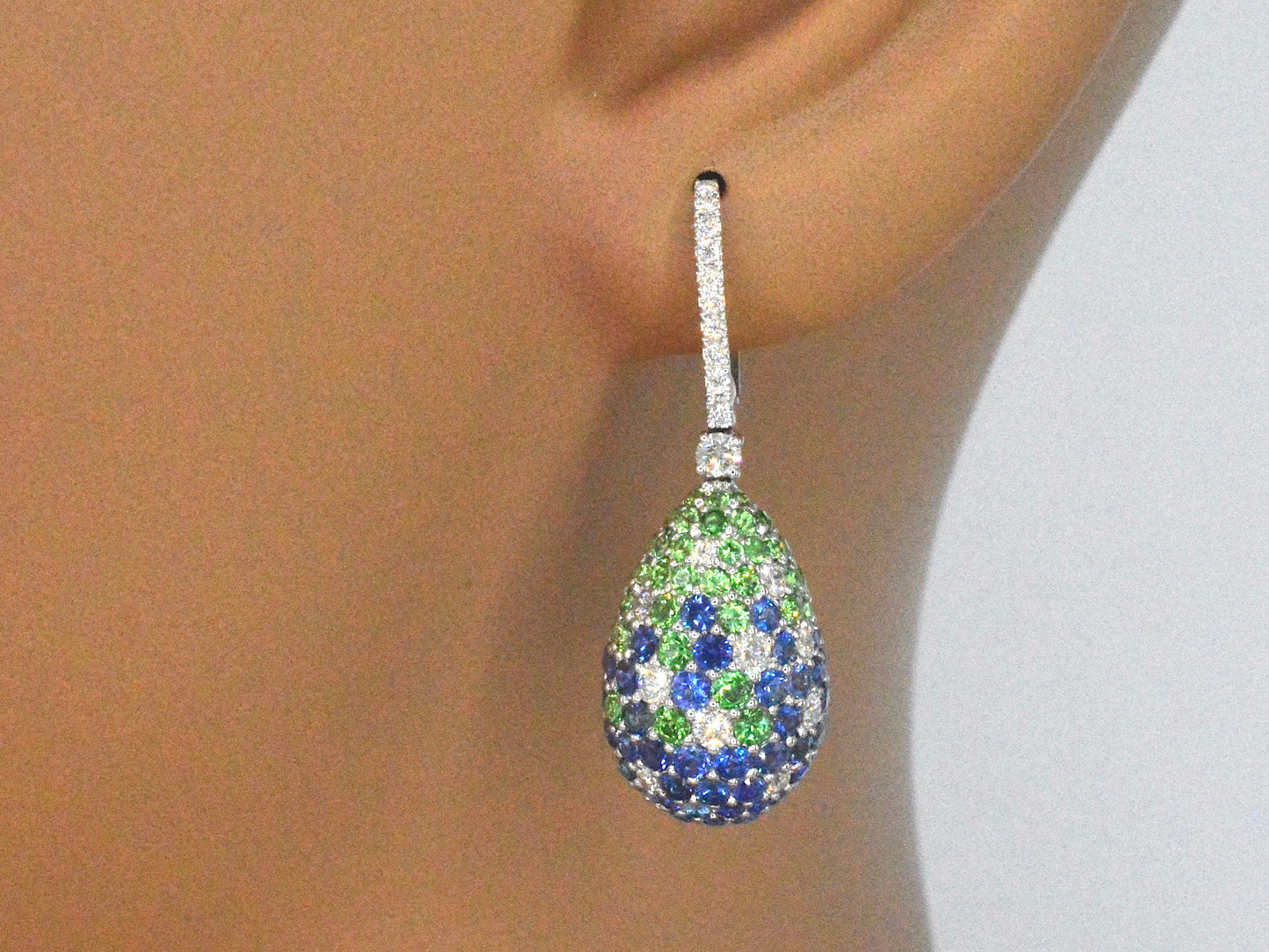 Oorhangers van 18 carats goud met diamanten van hoge kwaliteit met groene en blauwe saffieren