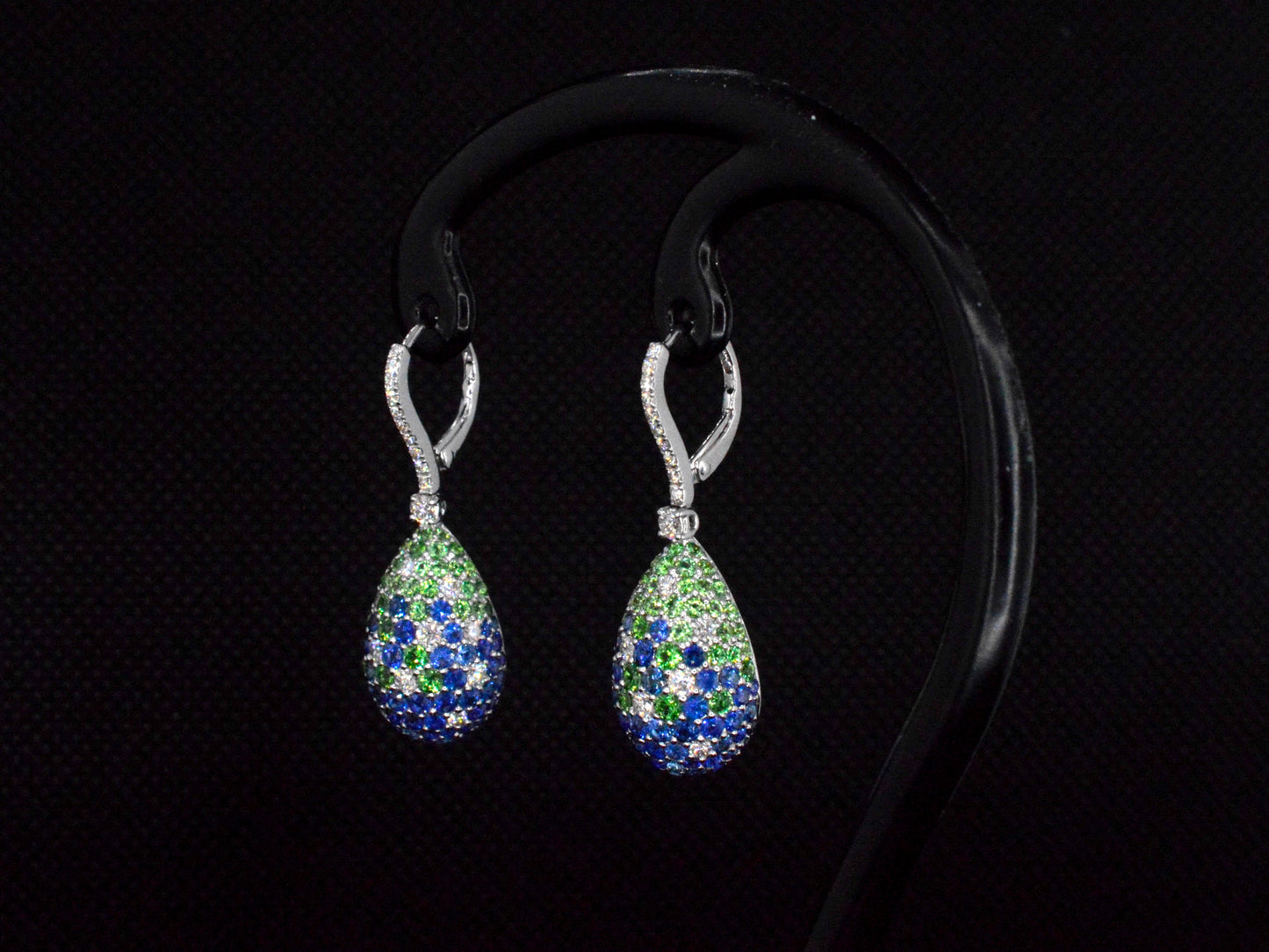 Oorhangers van 18 carats goud met diamanten van hoge kwaliteit met groene en blauwe saffieren