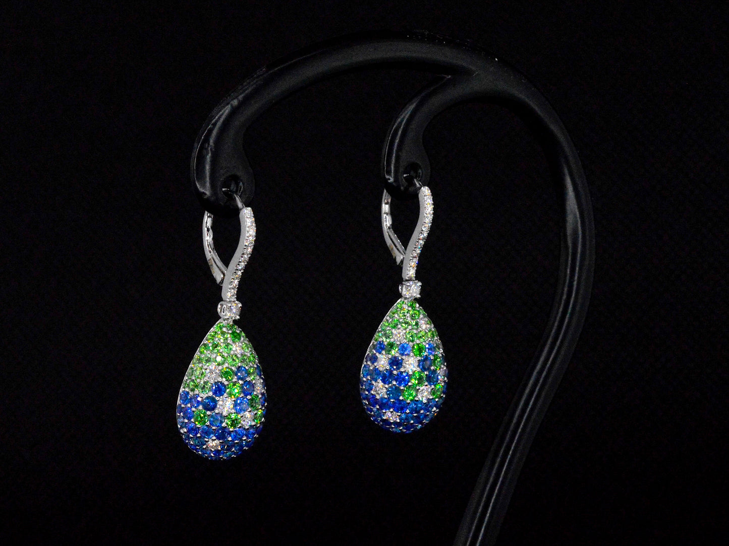 Oorhangers van 18 carats goud met diamanten van hoge kwaliteit met groene en blauwe saffieren