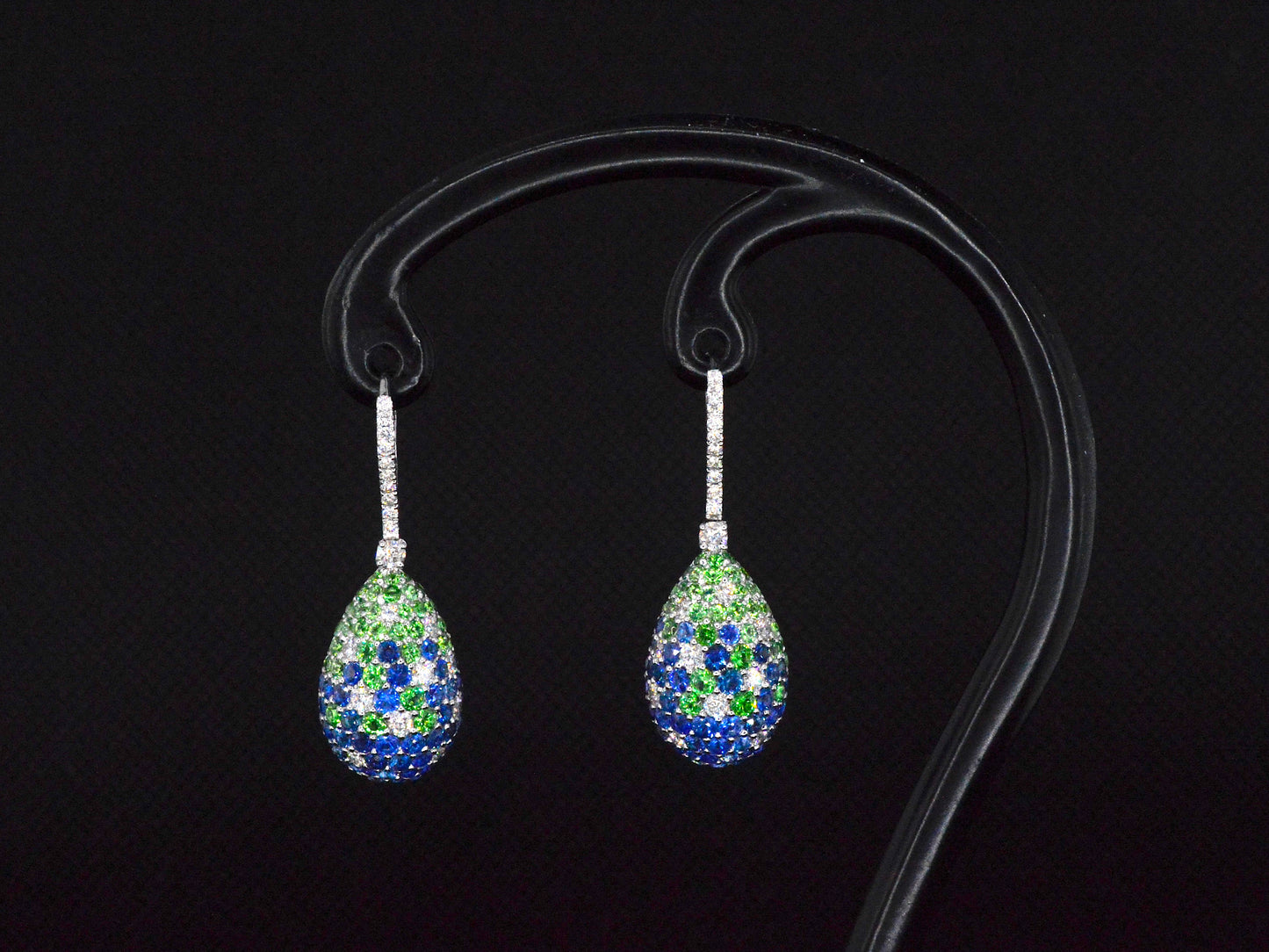 Oorhangers van 18 carats goud met diamanten van hoge kwaliteit met groene en blauwe saffieren
