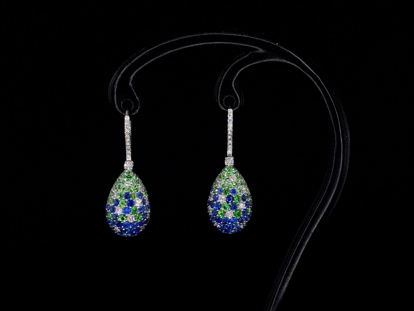 Oorhangers van 18 carats goud met diamanten van hoge kwaliteit met groene en blauwe saffieren