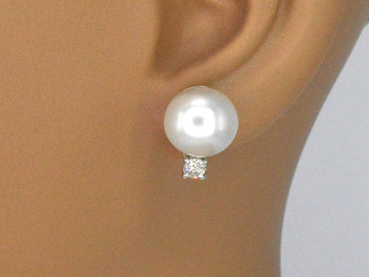 Gouden oorknoppen met diamanten en zuidzee parels