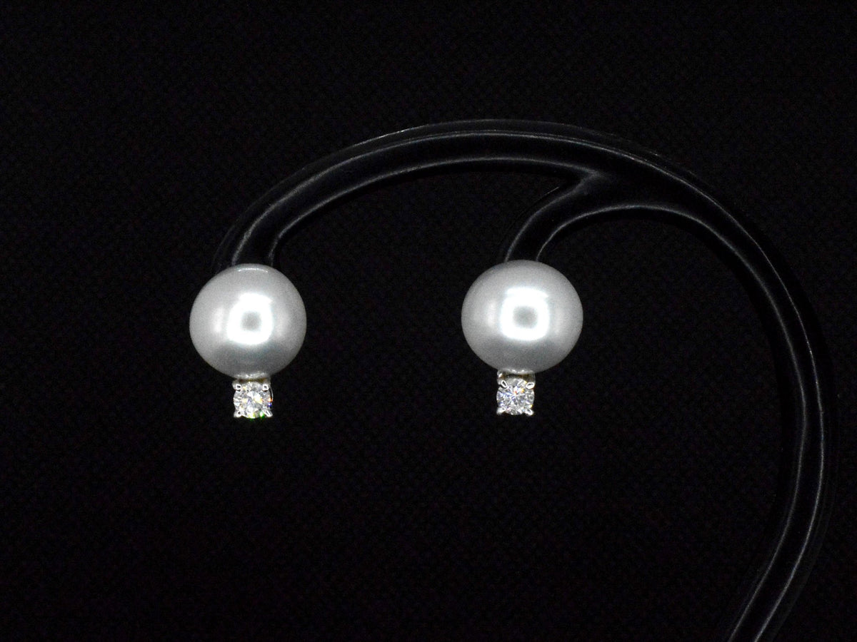Gouden oorknoppen met diamanten en zuidzee parels