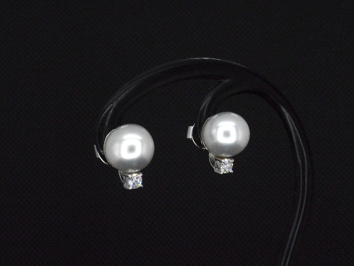 Gouden oorknoppen met diamanten en zuidzee parels